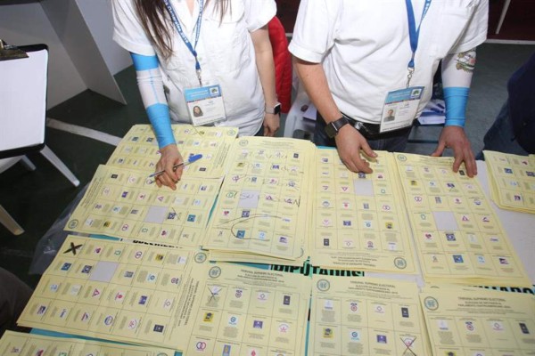 Torres y Giammattei lideran primeros resultados en elecciones de Guatemala
