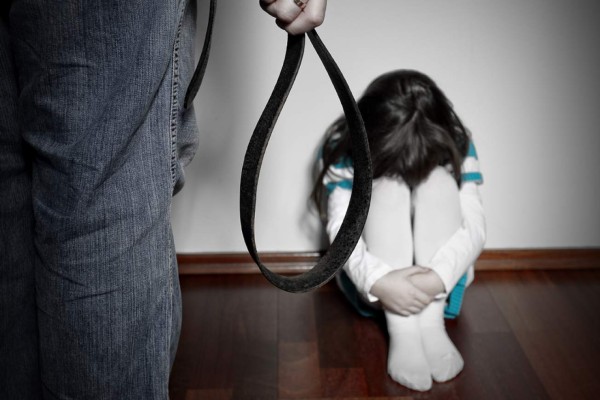 Capturan a padres que obligaron a comer heces de gato a sus hijos