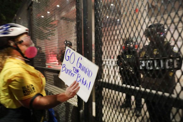 Otra noche de tensión en Portland entre manifestantes y policías