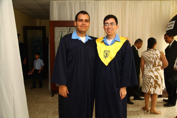 Alumnos de la Escuela Internacional Sampedrana se gradúan
