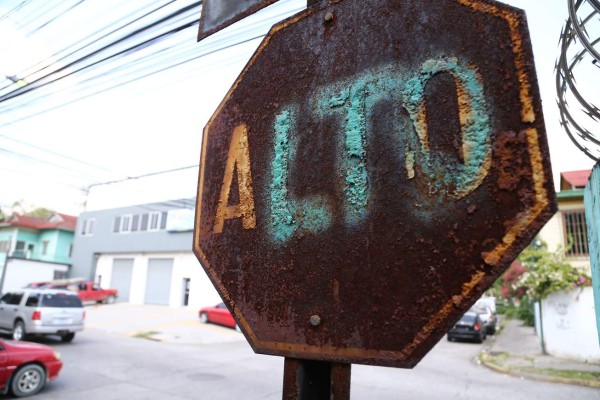 Señalización obsoleta en el barrio Los Andes