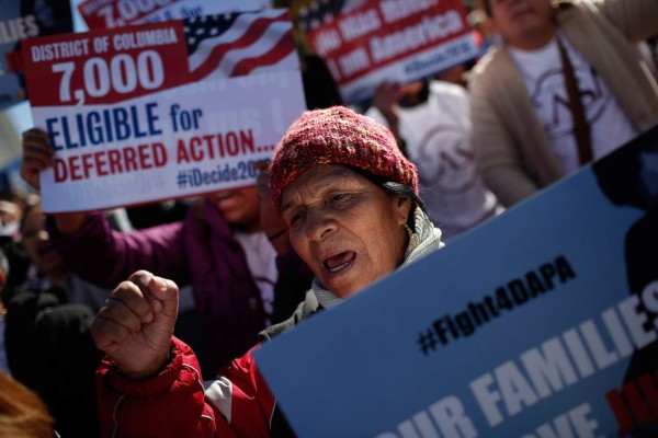 Inmigrantes protestan ante la Corte Suprema y la Casa Blanca