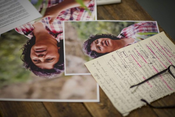 A member of the Council of Popular and Indigenous Organizations of Honduras demonstrates outside the court where the trial of the accused in the murder of Honduran indigenous evironmetalist Berta Caceres is expected to begin in Tegucigalpa on October 15, 2018. - The sentencing tribunal suspended Monday for the second time the beginning of the trial of the eight people accused in the murder of Berta Caceres as a new objection was presented against the judges, judicial sources informed. (Photo by ORLANDO SIERRA / AFP)