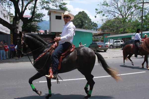 Desfile hípico de la Agas encanta a los sampedranos