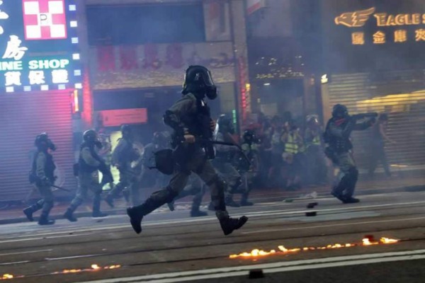 Violentos choques en Hong Kong entre la Policía y grupos de manifestantes