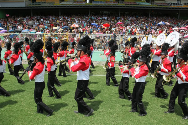 Colorida fiesta cívica en honor a Honduras
