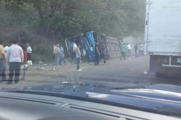 Vuelco de bus interurbano deja un muerto y unos 27 heridos en el sur de Honduras