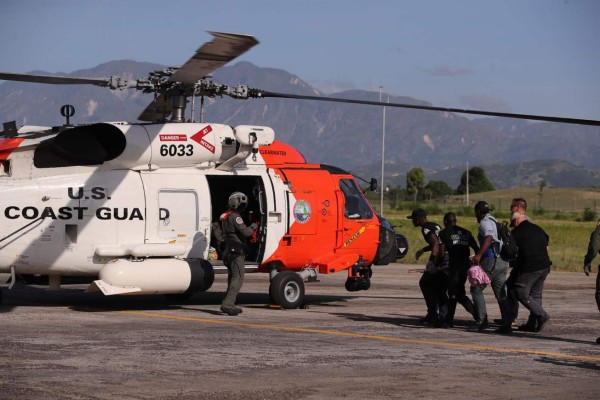 EEUU envía 8 helicópteros a Haití para rescate de víctimas por terremoto