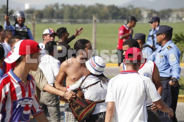 Los hinchas se lanzaron cualquier objeto a su alcance.