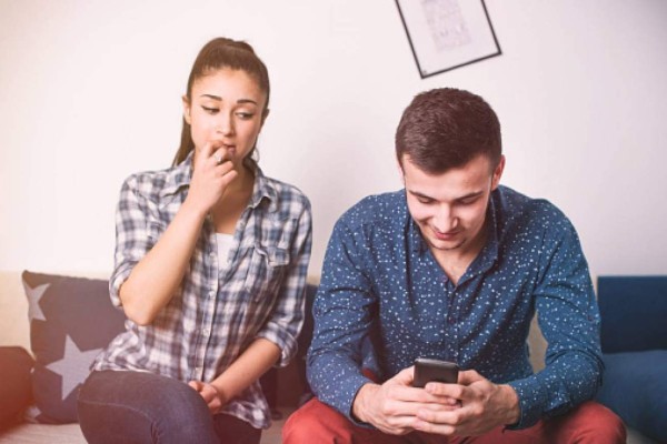 ¿Es correcto? La nueva prueba de amor: dar la contraseña del celular