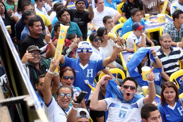 los catrachos alentaron con corazón