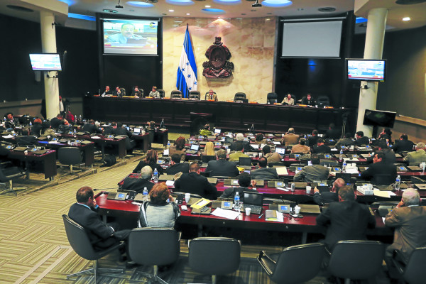 Diputados serán electos por padrinazgo político