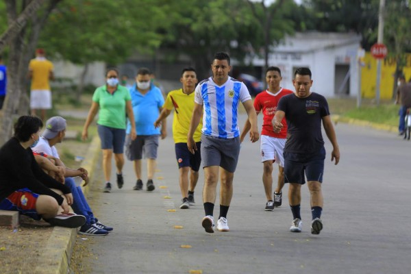 Hacen ejercicio con entrenadores en línea durante el aislamiento