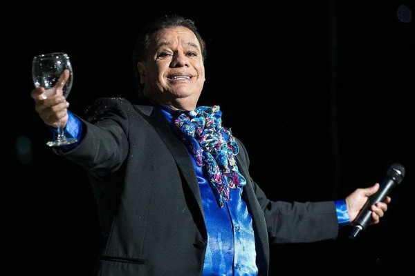 Circula video de preinfarto de Juan Gabriel en último concierto