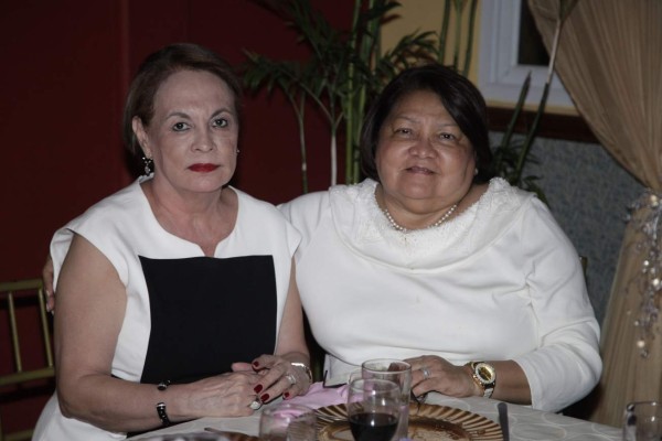 Obsequios y alegría para la cumpleañera