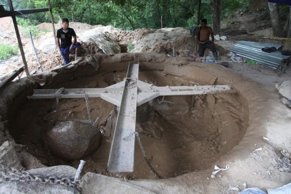 A cielo abierto extraen oro en la mina de Cuculmeca