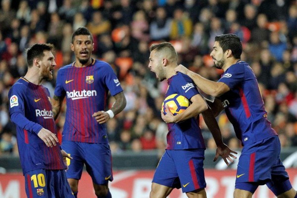 Barcelona rescata empate en polémico duelo frente al Valencia
