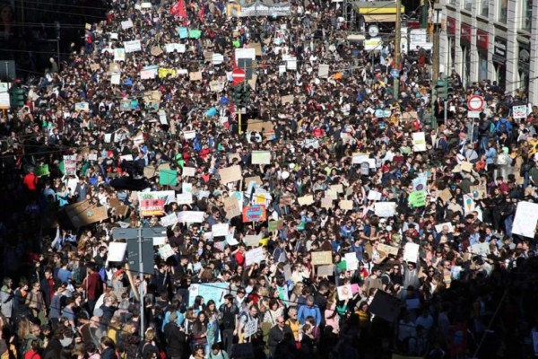 Jóvenes italianos acuden masivamente a las manifestaciones por el cambio climático