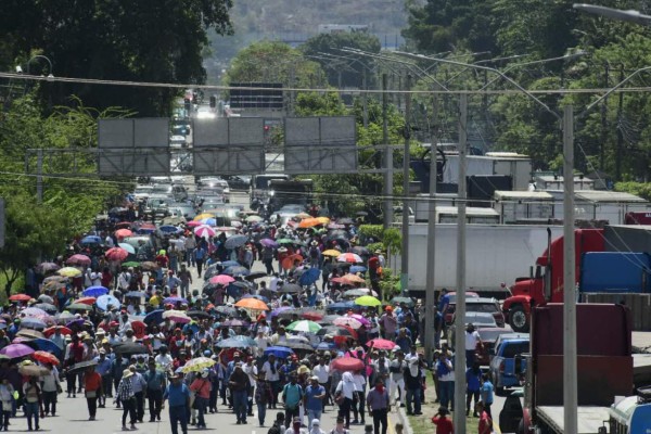Honduras: maestros y médicos se toman carreteras en sexto día de protestas