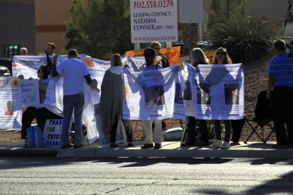 Antimigrantes rechazan medida migratoria: ¡Deporten a Obama!