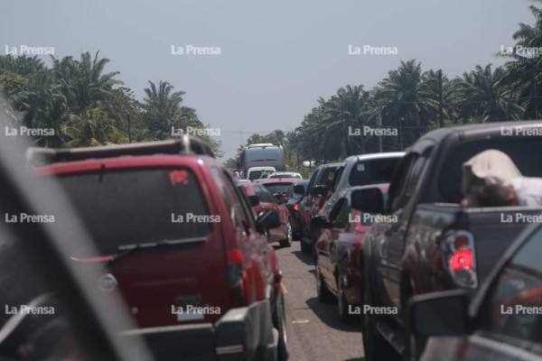 Accidente deja un muerto en carretera hacia Tela; colapsa tráfico
