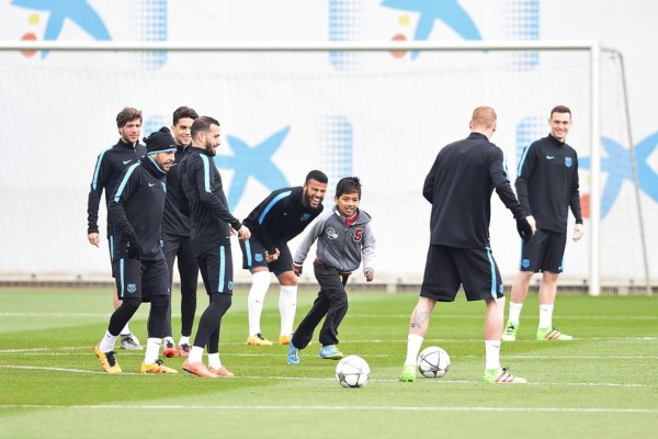 Tres niños se cuelan en el entrenamiento del Barcelona