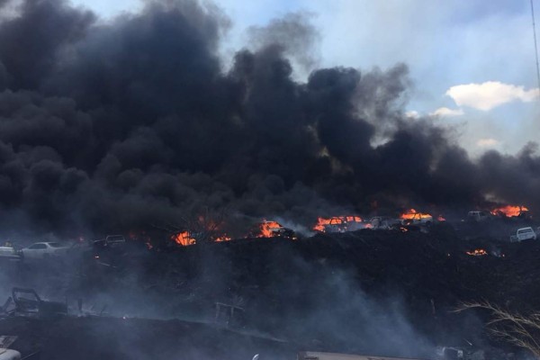 Casi 400 vehículos quemados tras incendio en predios de la DPI