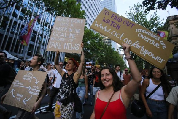 Miles de australianos protestan por los incendios que están arrasando su país