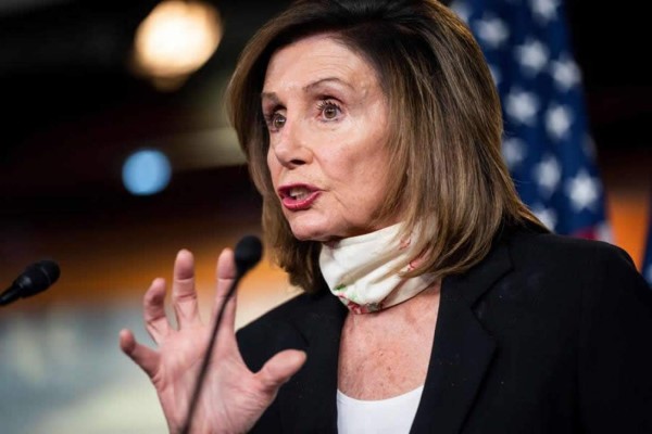 Pelosi exige a Trump 'no avivar las llamas' con la Biblia en la mano