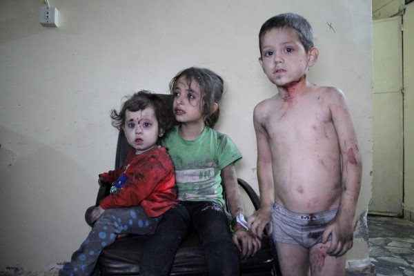 TOPSHOT - Wounded Syrian children await to receive treatment at a hospital following a reported air strike on the rebel-held northwestern city of Idlib on September 29, 2016.Numerous doctors and nurses and medical facilities have been hit or targeted by missiles or air strikes since the start of the conflict in Syria in March 2011. / AFP PHOTO / Omar haj kadour