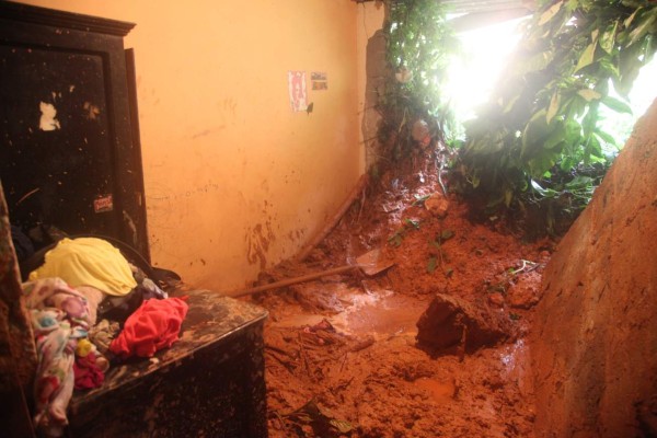 Dos muertos y varias familias en albergues, saldo en Atlántida