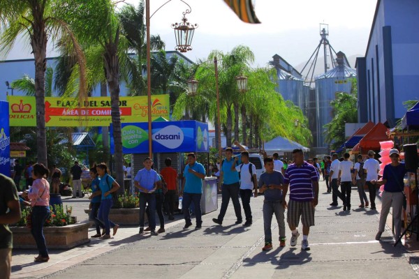 Más de 20,000 personas en inauguración del Campo Agas y Expocentro