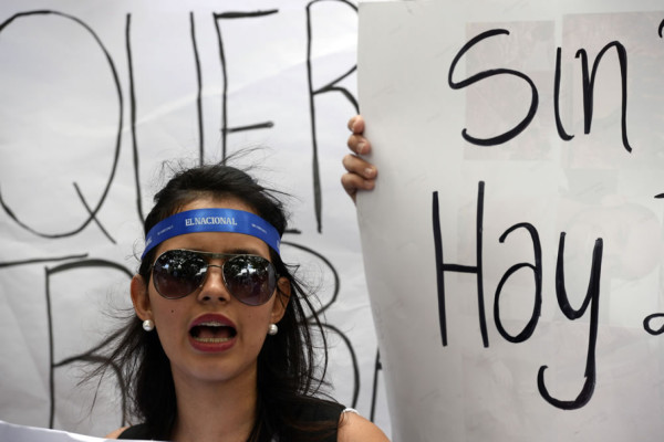 Trabajadores de periódicos de Venezuela exigen dólares para comprar papel