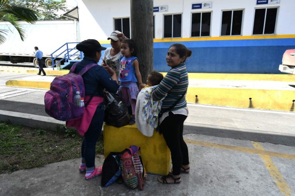 Más de 60 menores que viajaban en nueva caravana están retenidos en la frontera