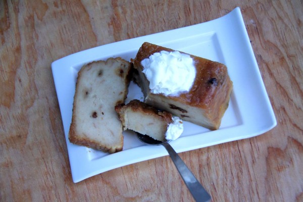 Puede decorar el budín de pan con crema batida.