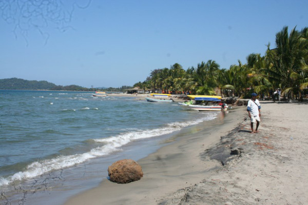 Fenómeno cíclico desgasta playas de Tela, Honduras