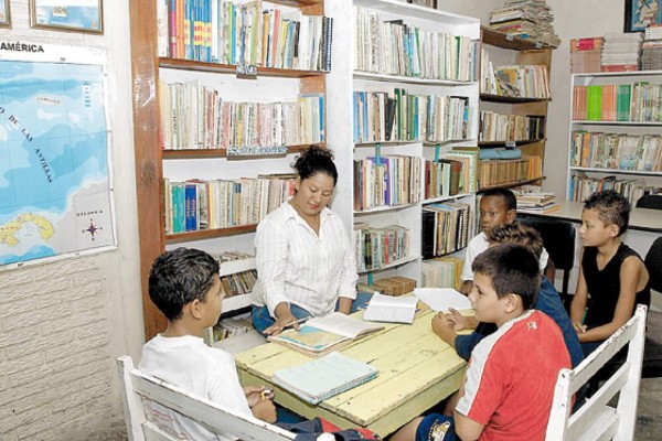 Sin apoyo biblioteca de la colonia Satélite