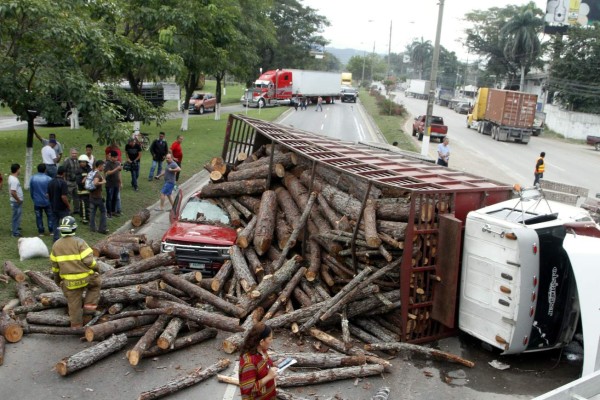 Camión pierde el control y carga cae sobre pick up