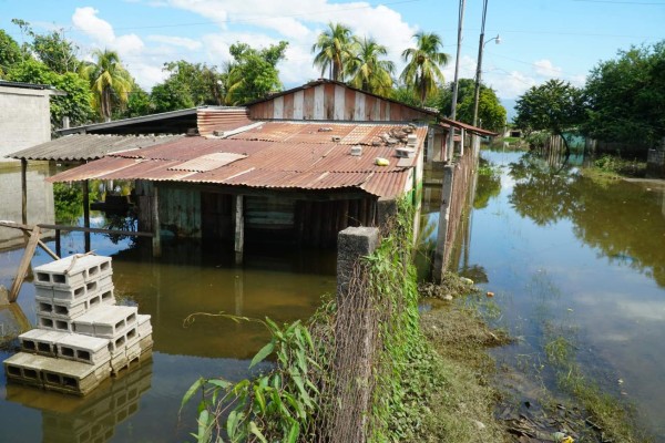 Inundación persiste en Potrerillos: no se ha podido limpiar