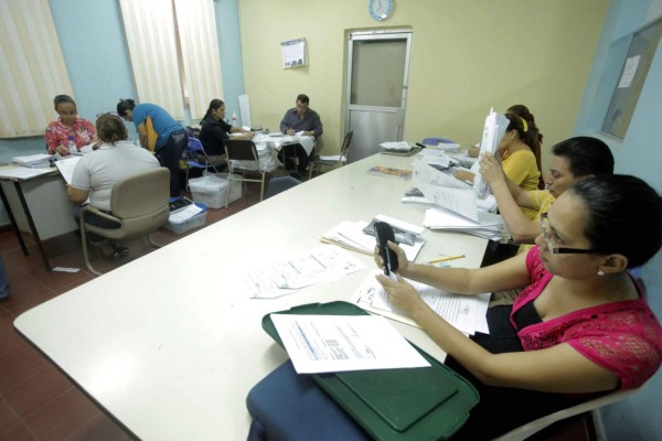 Más de 15 colegios en peligro de no graduar alumnos