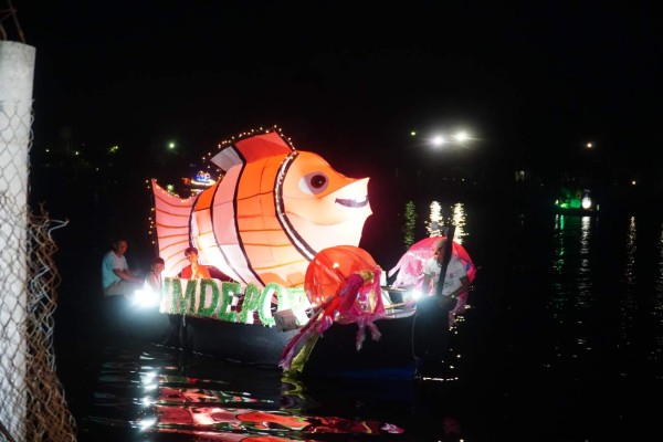 La Noche Veneciana deleitó con luces, música y creativas góndolas