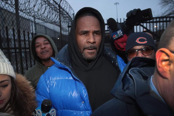 R.Kelly sale de prisión tras abonar deuda por la manutención de su hijo