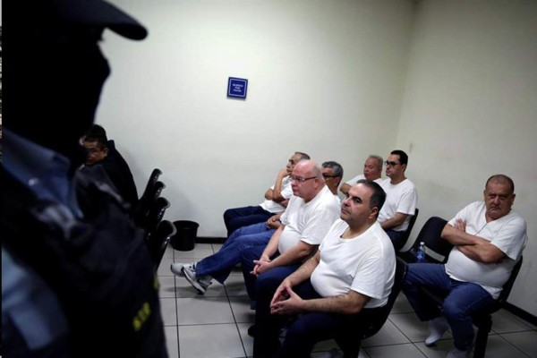 Empresa salvadoreña 'simuló' servicios en extranjero para lavar dinero a Saca