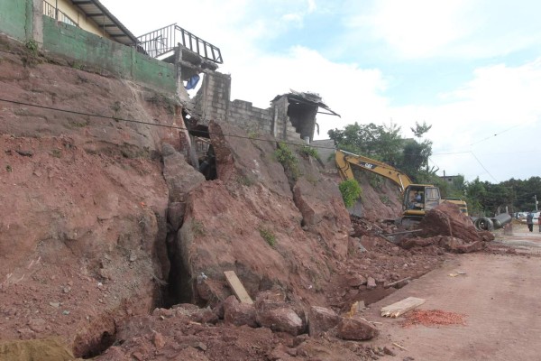En peligro por desplome de enorme piedra