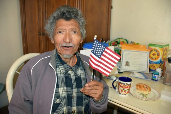Sin saber leer, hombre de 75 años logra la ciudadanía de EEUU