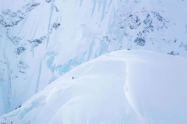 Una montañera argentina, atrapada en la montaña más alta de Canadá  
