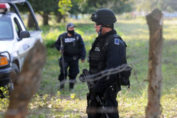 Hallan bolsas con tres cadáveres desmembrados en autopista en sur de México