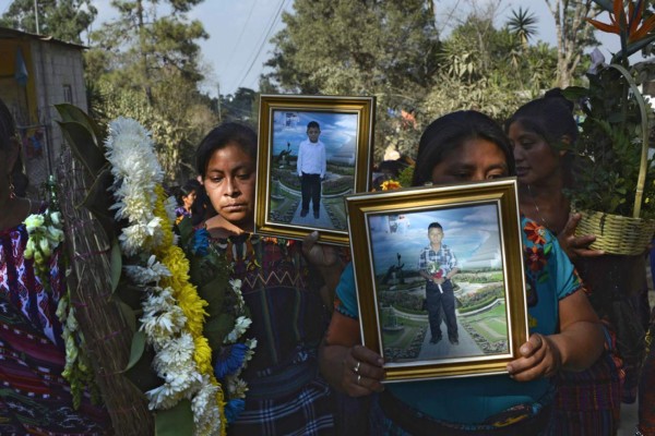 Miles sepultan a dos niños indígenas asesinados tras secuestro en Guatemala