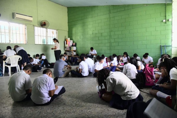 No más clases en el suelo: entregan 100 pupitres a centro básico José Cecilio del Valle