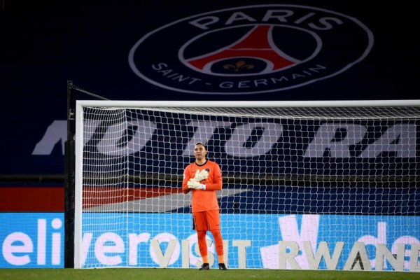 Paris Saint-Germain's Costa Rican goalkeeper Keylor Navas reacts after Nantes scored a second goal during the French L1 football match between PSG and Nantes at the Parc des Princes stadium in Paris on March 14, 2021. (Photo by FRANCK FIFE / AFP)